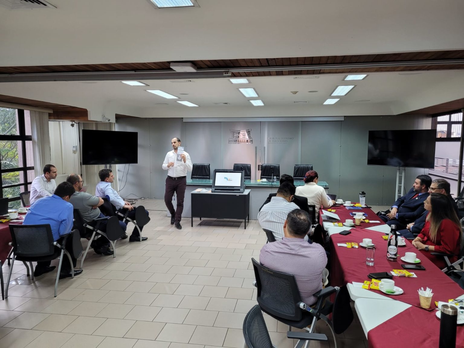 Imagen principal del artículo: Informáticos e ingenieros realizaron valoración técnica de la Papeleta Única Electrónica que usará el TSE
