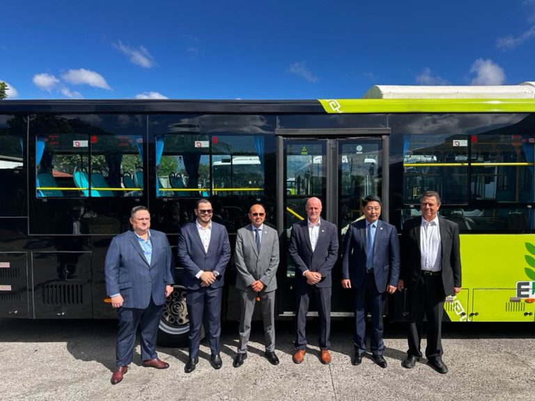 Gobierno de China dona 6 autobuses eléctricos a Costa Rica