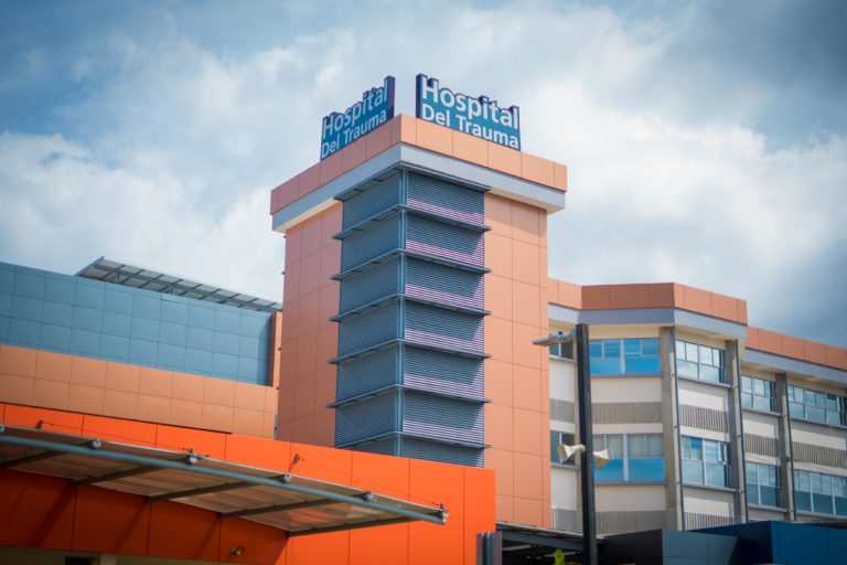 Unidad cuidados intensivos del Hospital del Trauma del INS recibe certificación en humanización