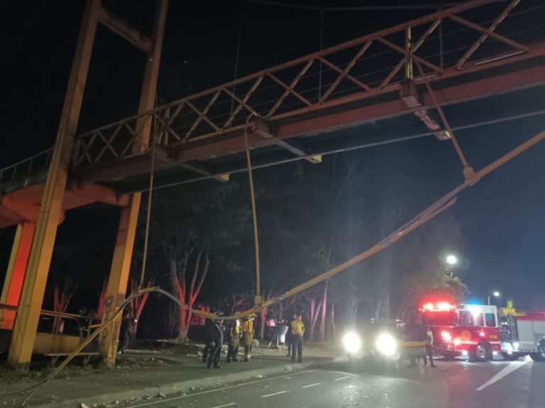 Paso vehicular por el Parque de la Paz estará cerrado hasta que se desmonte puente peatonal que colapsó