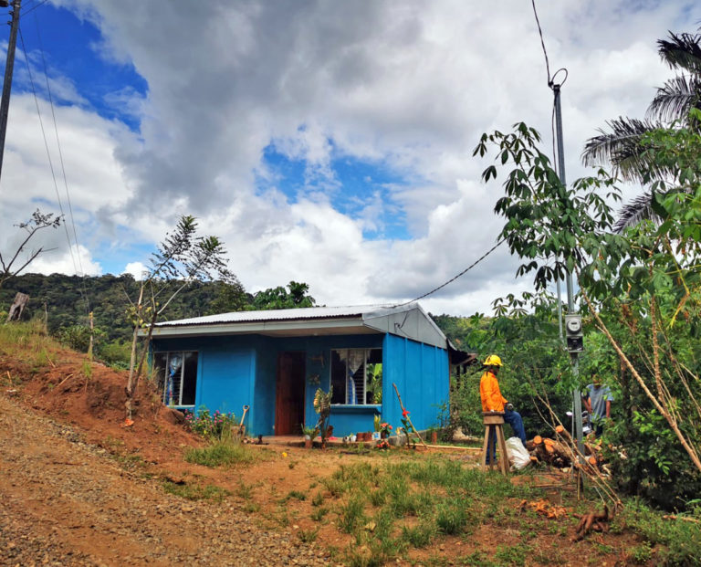 Comunidad en Rey Curré cuenta con electricidad por primera vez 