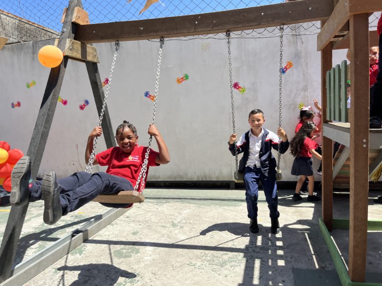 24 toneladas de plástico se convierten en zona de juegos para niños de Cristo Rey