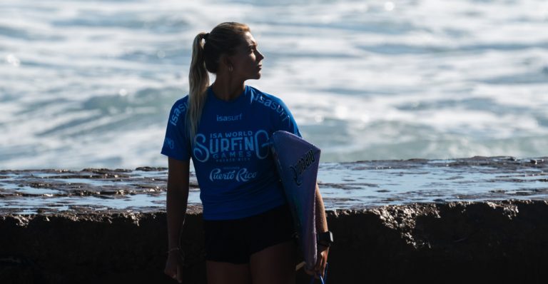 Tica Leilani McGonagle supera a la surfista #1 del mundo y queda a las puertas de París 2024