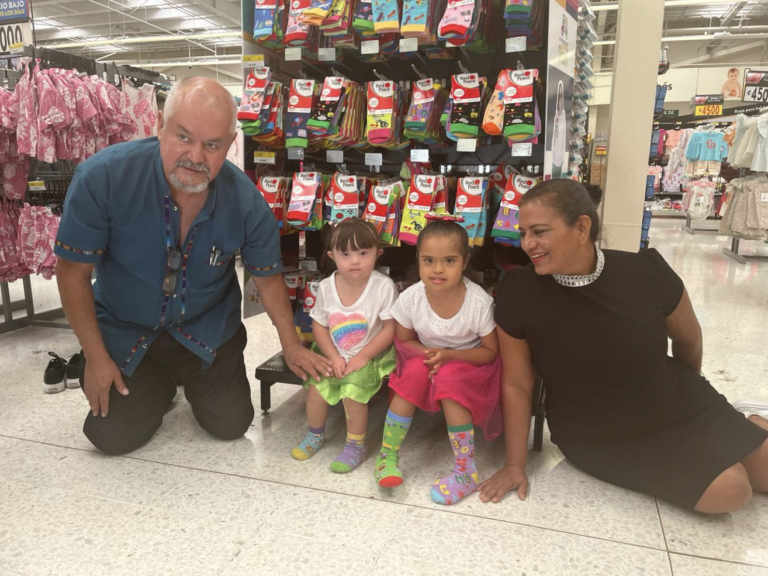 Walmart le invita a usar medias "diferentes pero iguales" y apoyar a personas con Síndrome de Down
