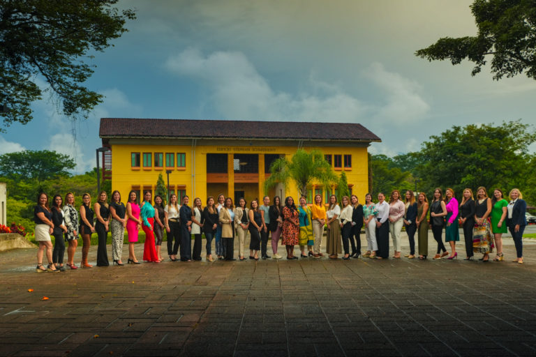 Mujeres líderes graduadas de LEADS Academy for Women impulsan crecimiento económico nacional