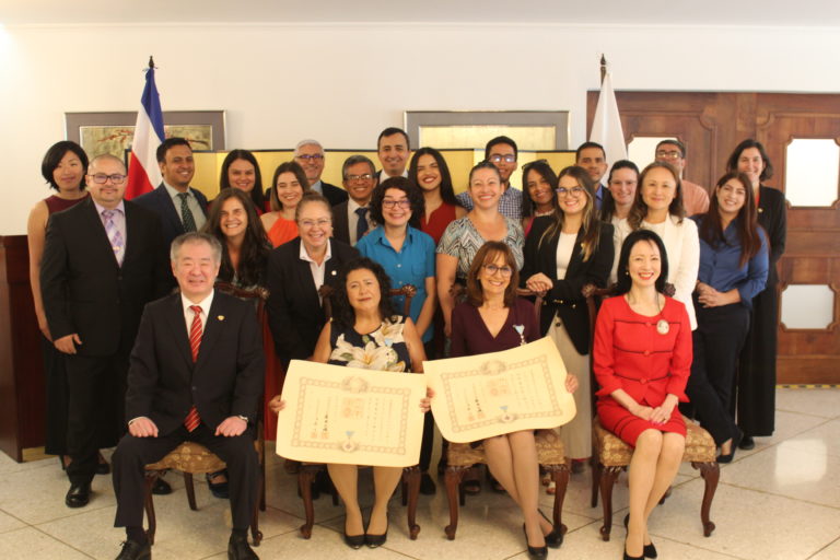 Embajada de Japón en Costa Rica entrega condecoración del emperador a dos costarricenses