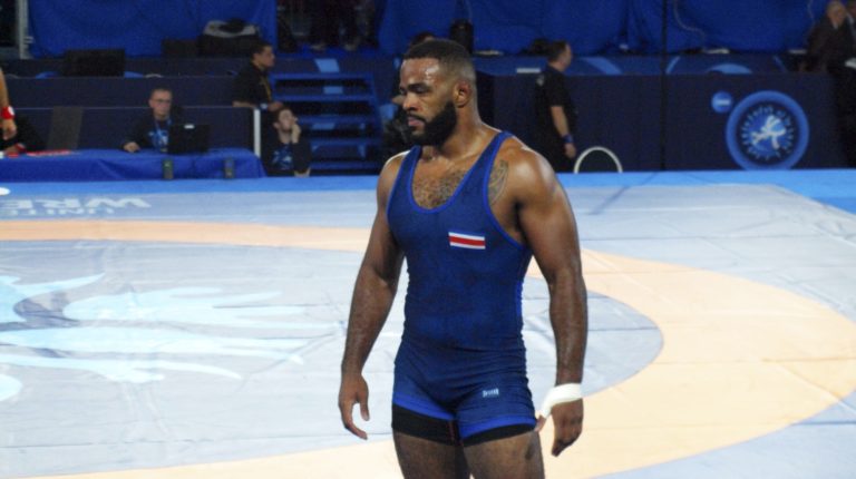 Luchador tico Maxwell Lacey buscará la clasificación olímpica en México