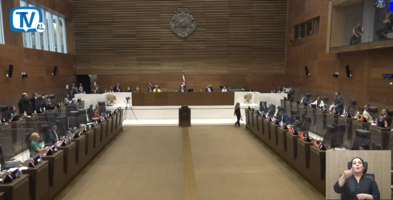 Informe de comisión desata griterío en la Asamblea Legislativa