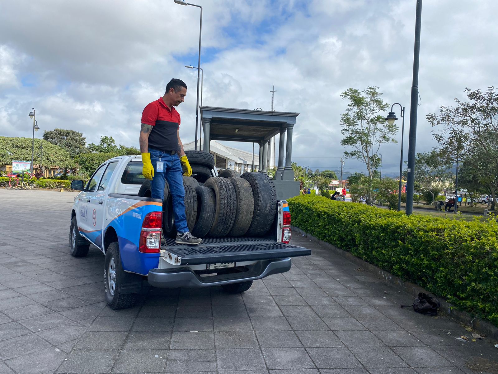 Imagen principal del artículo: Campaña de recolección de llantas buscará eliminar criaderos del dengue en Cartago