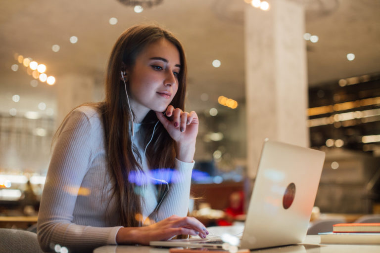 Buscan 1000 mujeres jóvenes para programa de formación profesional “Mujeres en la Nube”