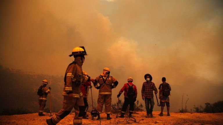 Incendios forestales devastan el sureste de Chile; ya hay más de 120 muertos
