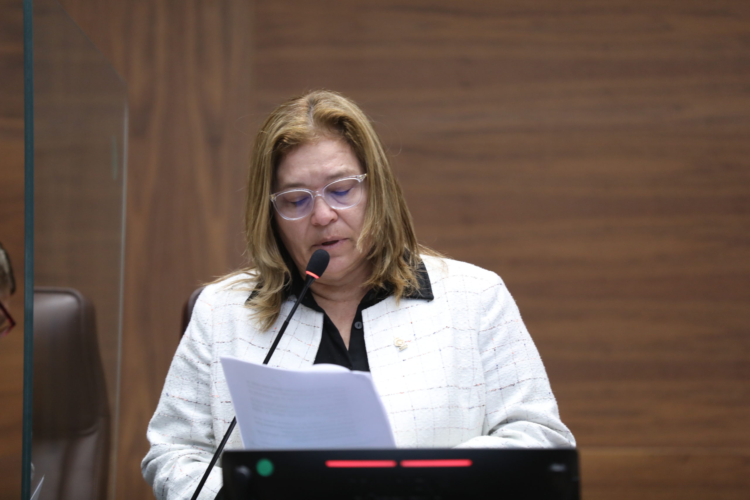 Imagen principal del artículo: Oficialista Ada Acuña pide destitución de Nayuribe Guadamuz como ministra de Cultura