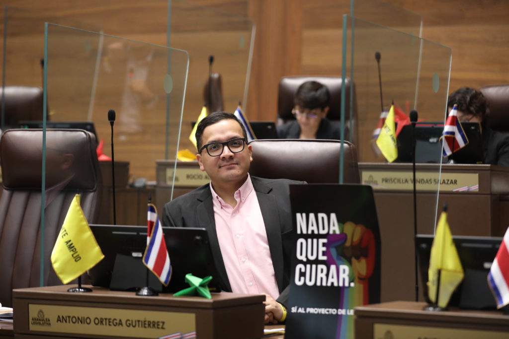 Frente Amplio acoge proyecto para modernizar paradas de autobús con pantallas digitales, WiFi y energía solar