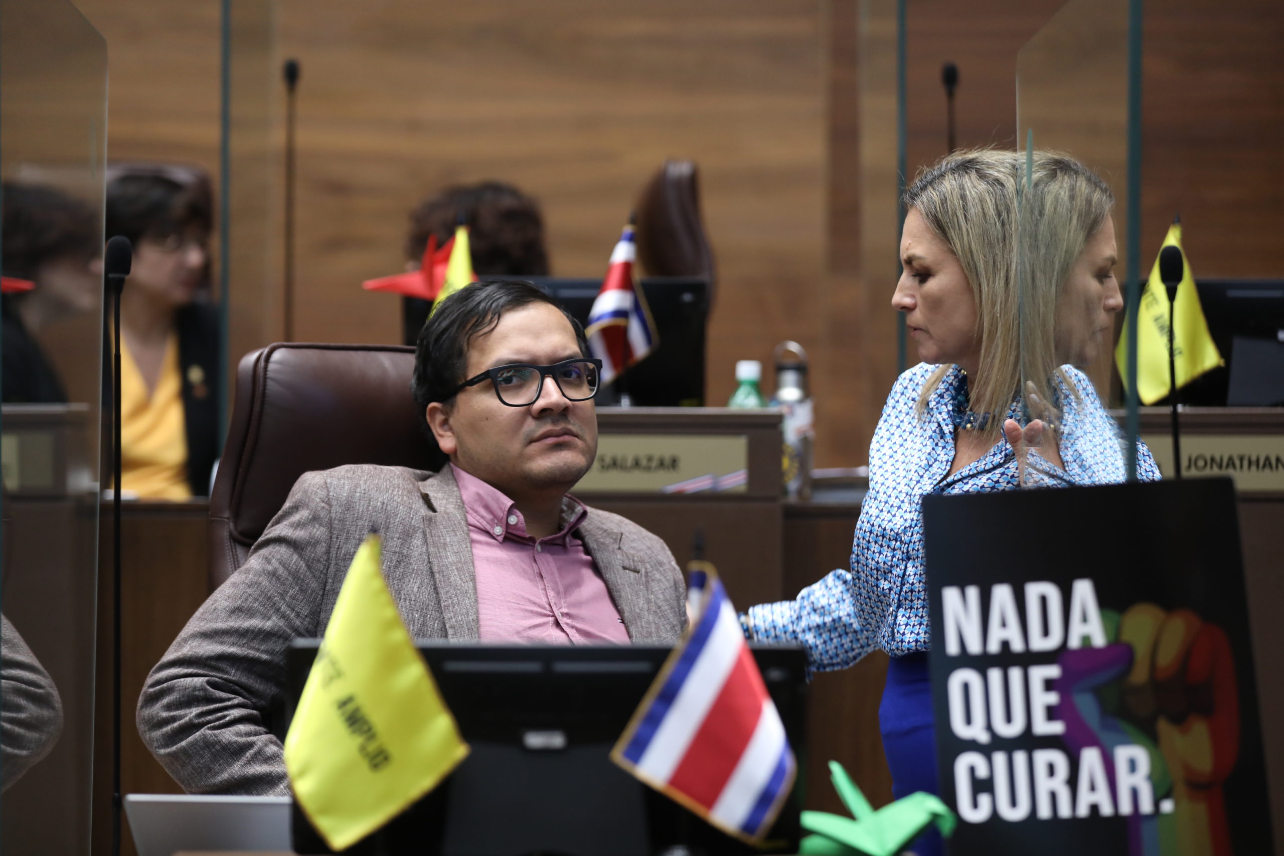 Imagen principal del artículo: Frente Amplio cuestiona por qué Arias esperó hasta ahora para denunciar peticiones de Chaves