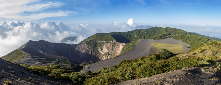 Atardecer en el Volcán Irazú: SINAC invita a caminata nocturna este sábado 23 de marzo
