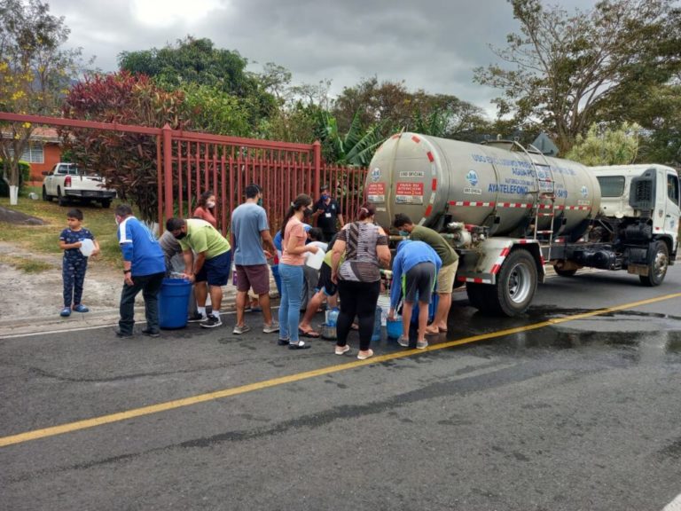 Ruptura de tubería principal deja sin agua a comunidades de Hatillo y Mata Redonda