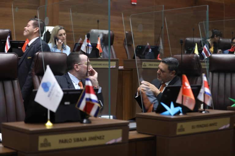 Once congresistas presentan reforma constitucional para prohibir las diputaciones independientes