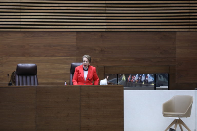 Gloria Navas se niega a renunciar a su curul y se declara diputada independiente