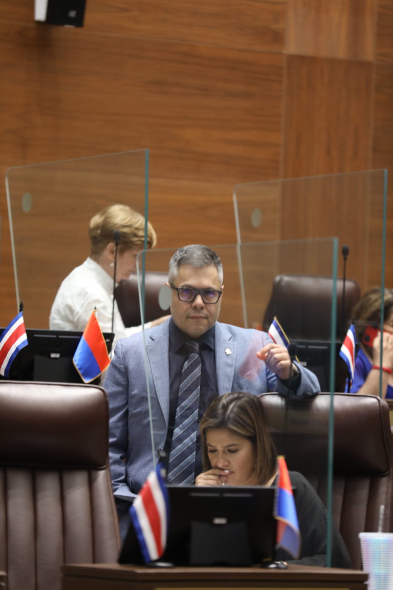 Jorge Dengo presenta proyecto de ley para dolarizar Costa Rica