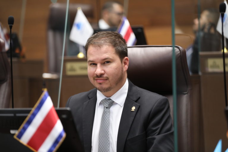 Diputado de Nueva República propone prohibir series, películas y conciertos que hagan "apología al narcotráfico"