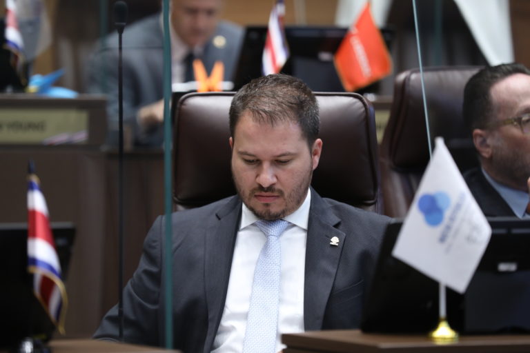 Diputado de Nueva República propone reducir a un año el requisito de colegiatura para ejercer el notariado