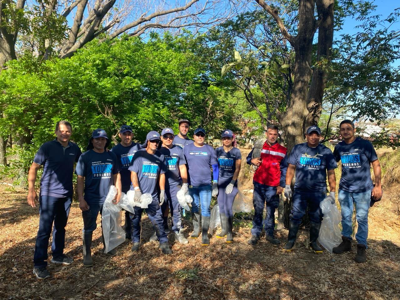 Imagen principal del artículo: Voluntarios de América Free Zone sacan más de 1000 kilos de residuos no tradicionales y basura del río Burío en Heredia