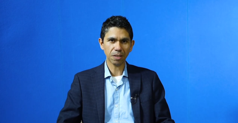 Amador anuncia que huirá de los tentáculos del mal