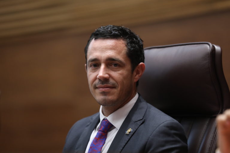 Diputado pide la suspensión de modelo tarifario que afecta a propietarios de paneles solares