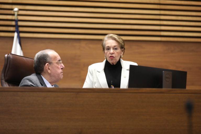 Congresistas cierran filas en solidaridad con Rodrigo Arias tras retiro de visa