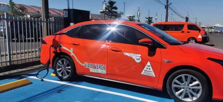 Aresep propone rebaja de 34% a tarifas de los taxis del aeropuerto