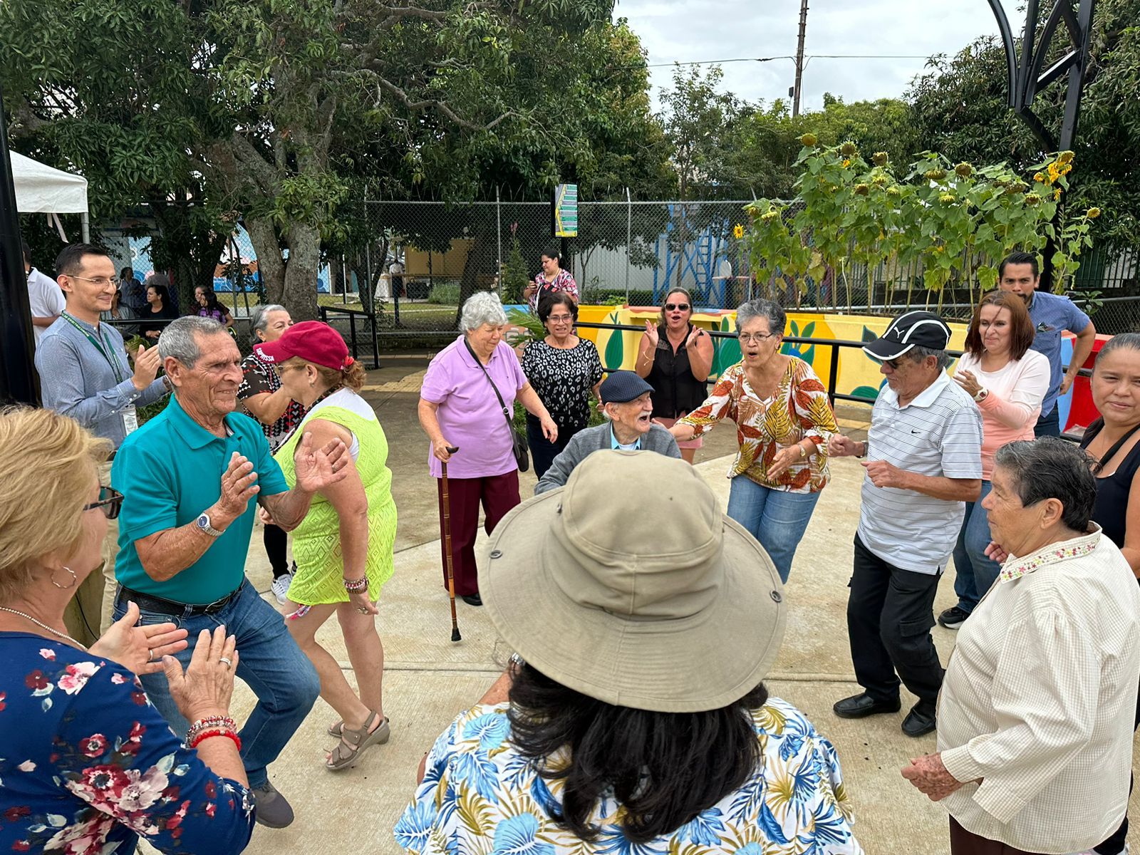 Imagen principal del artículo: 30 cantones se comprometen a adaptar sus entornos para las personas adultas mayores