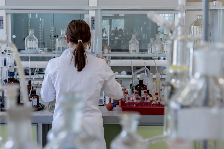 Convenio entre Colegio de Químicos y Ministerio de Salud permitió eliminar rezago de casi 10.000 registros