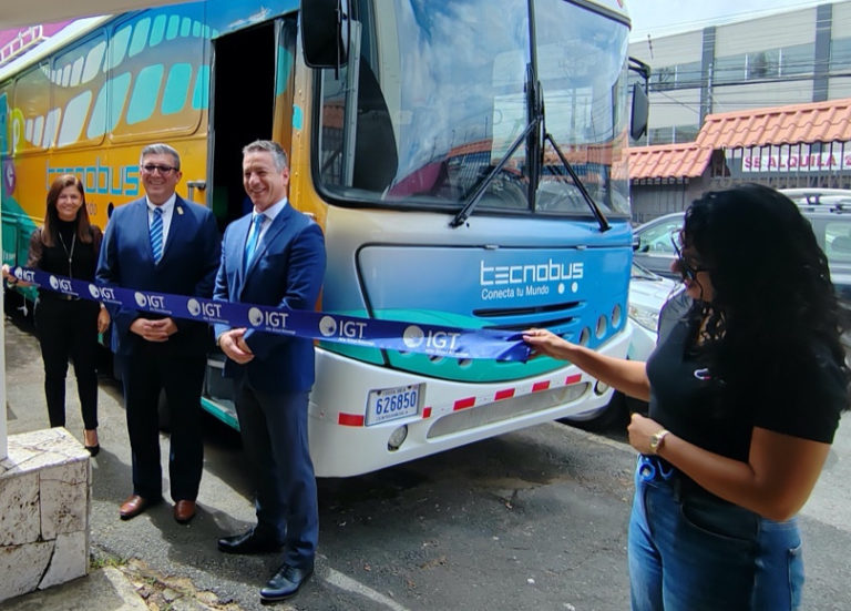 IGT dona equipo al programa TecnoBus para impulsar alfabetización digital en el país