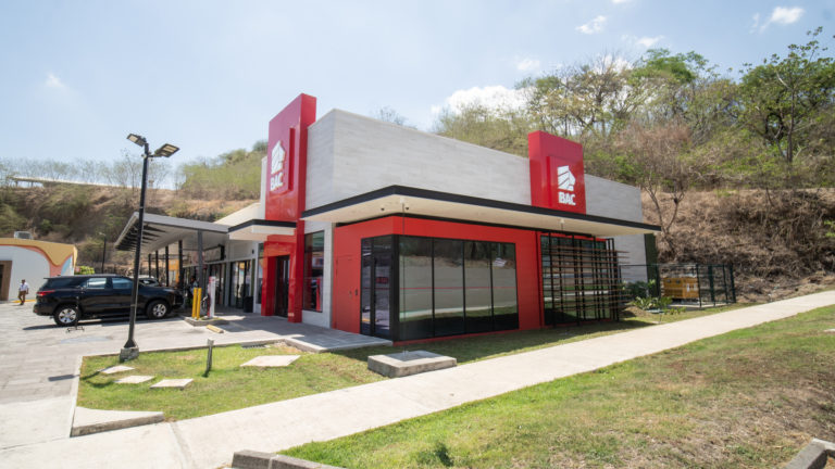 BAC inaugura nuevo centro de negocios financieros en Nicoya