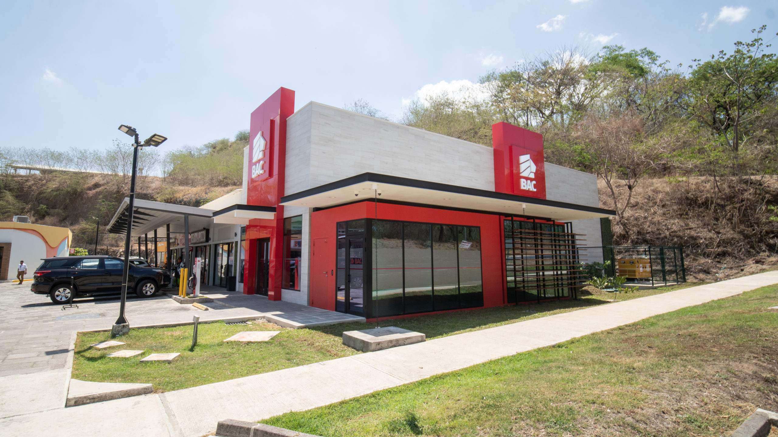 Imagen principal del artículo: BAC inaugura nuevo centro de negocios financieros en Nicoya