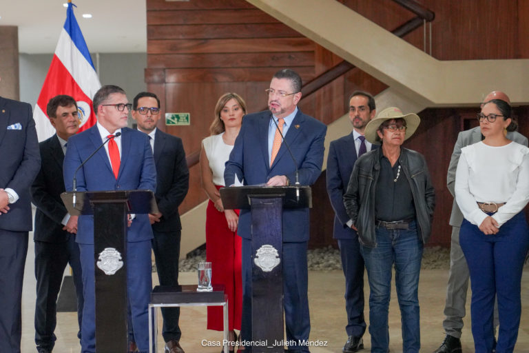 Chaves pasa del dicho al hecho: planea convocar a referendo