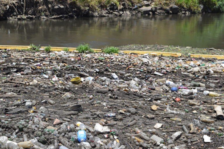Programa "Paisajes sin Plástico" busca alianzas para sacar residuos plásticos de los ríos