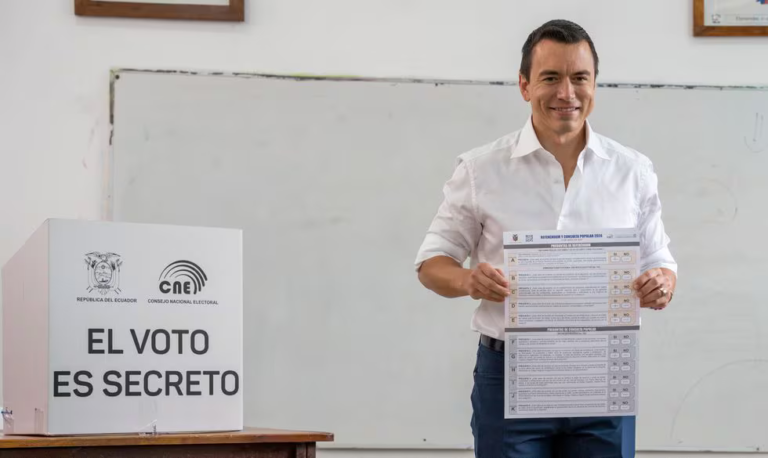 Ecuador avala en referéndum militarizar la seguridad y extraditar a sus ciudadanos