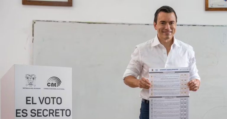 Presidente de Ecuador anuncia convocatoria a una Asamblea Constituyente