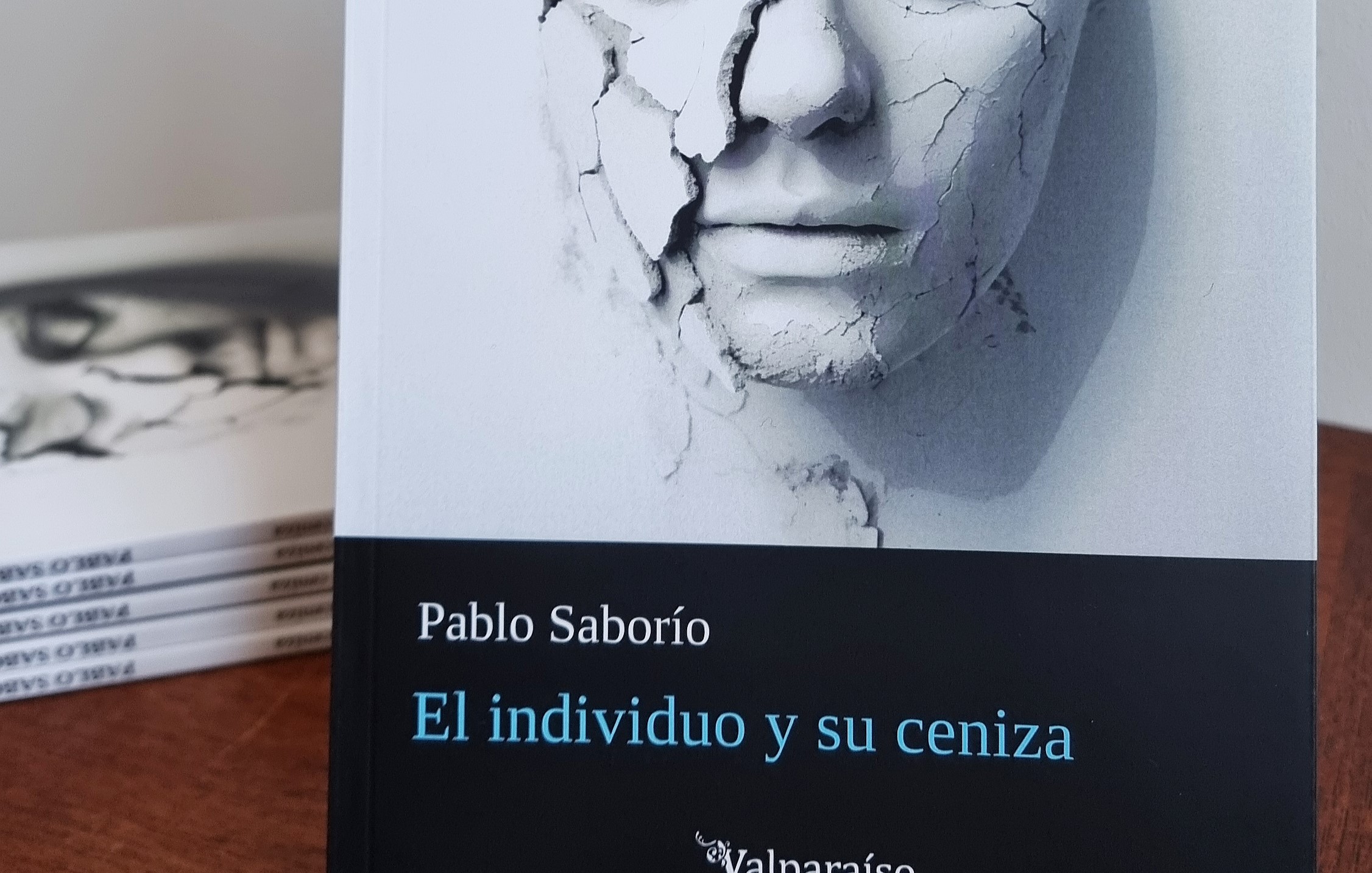Imagen principal del artículo: Poeta costarricense Pablo Saborío publicó su primer poemario "El individuo y su ceniza"