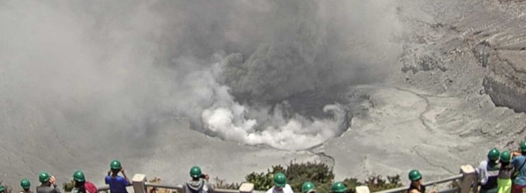 CNE declara alerta verde en seis cantones por caída de ceniza y gases del Volcán Poás