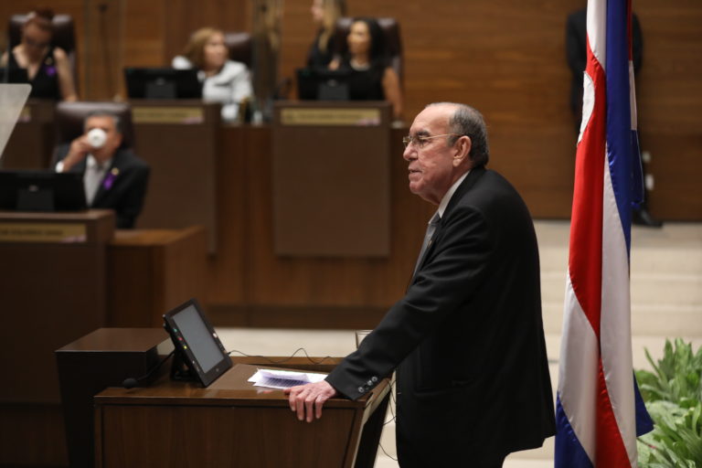 Rodrigo Arias recrimina a Chaves recortes al gasto social en su gobierno