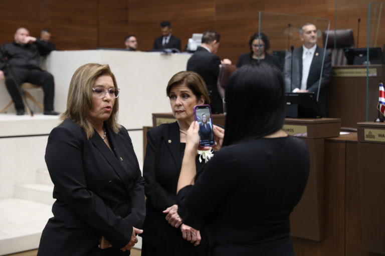 Acuña pide la salida de Nayuribe, Arias y Araya contestan a Chaves