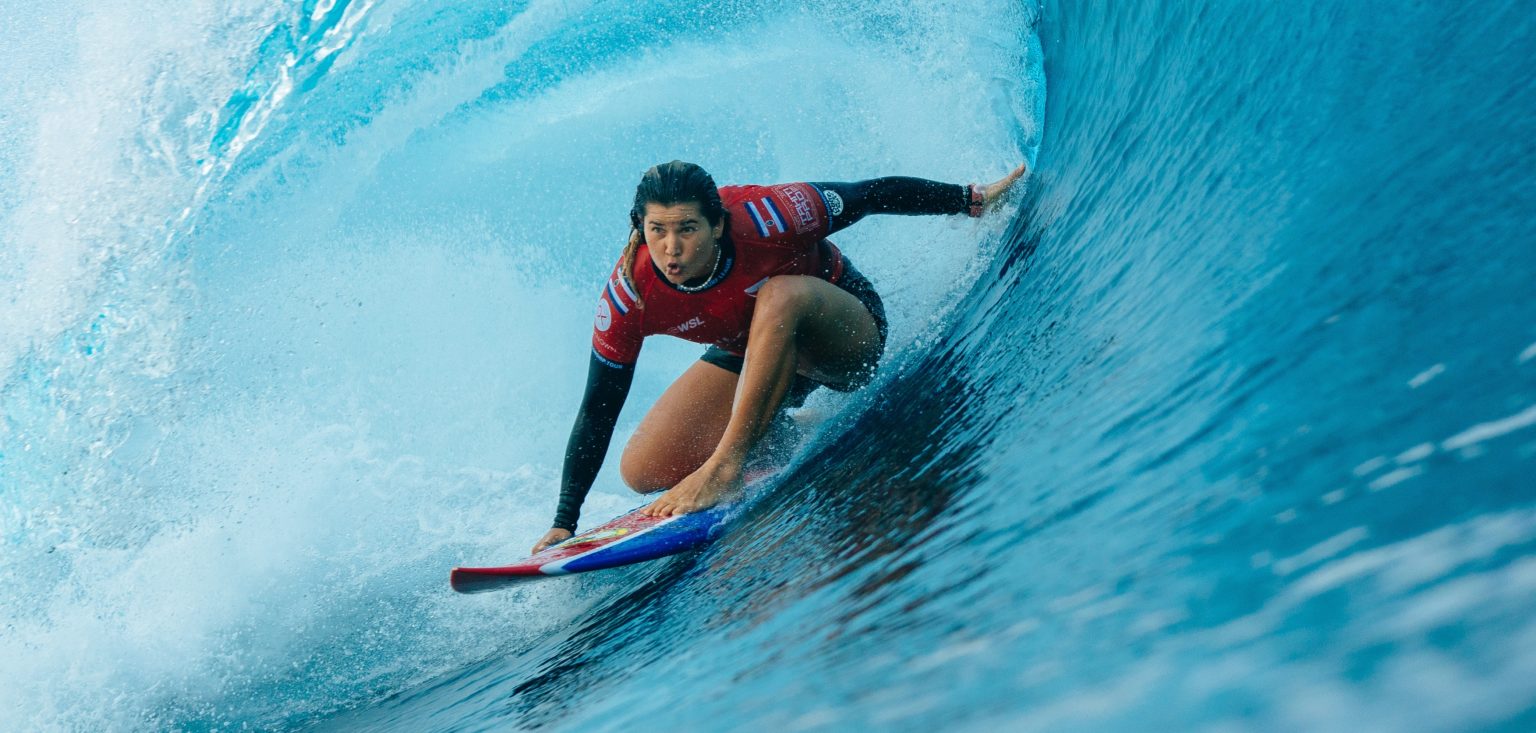 Imagen principal del artículo: Surfista tica Brisa Hennessy queda subcampeona en Tahití y sube al puesto #1 del ranking mundial