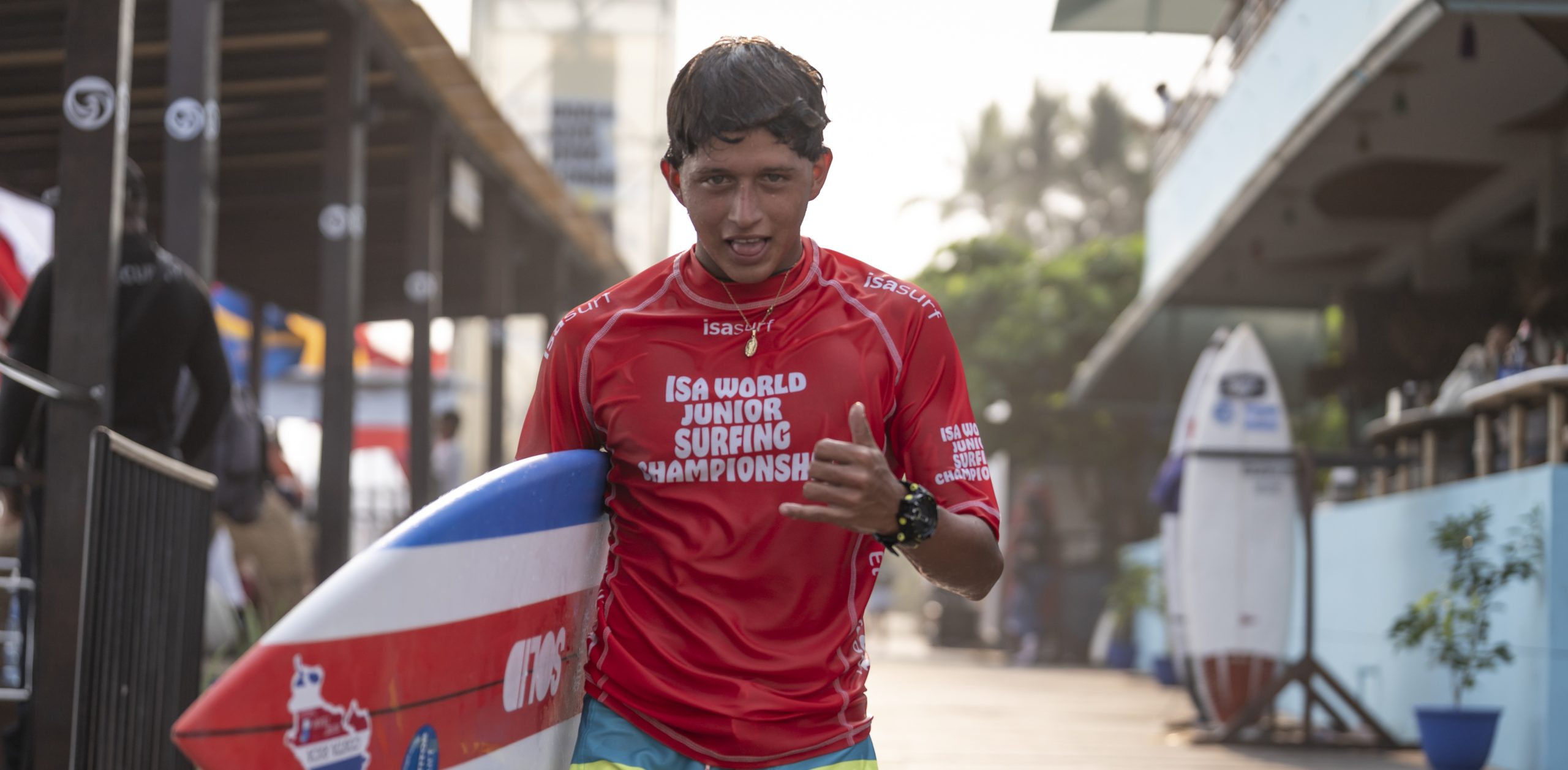 Imagen principal del artículo: Surfista tico Fabián Rosales da la sorpresa en el Mundial Junior y asegura un puesto en el Top-21 del mundo