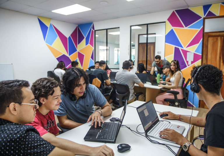 Abren 60 becas para curso en desarrollo de software en Puntarenas y Guanacaste
