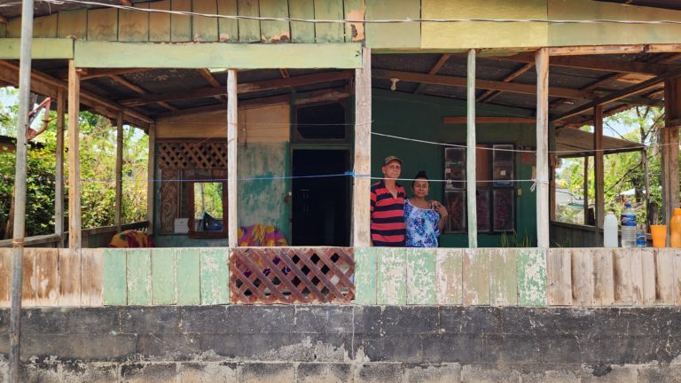 Más de 100.000 hogares que no califican como "pobres" según sus ingresos viven con carencias básicas