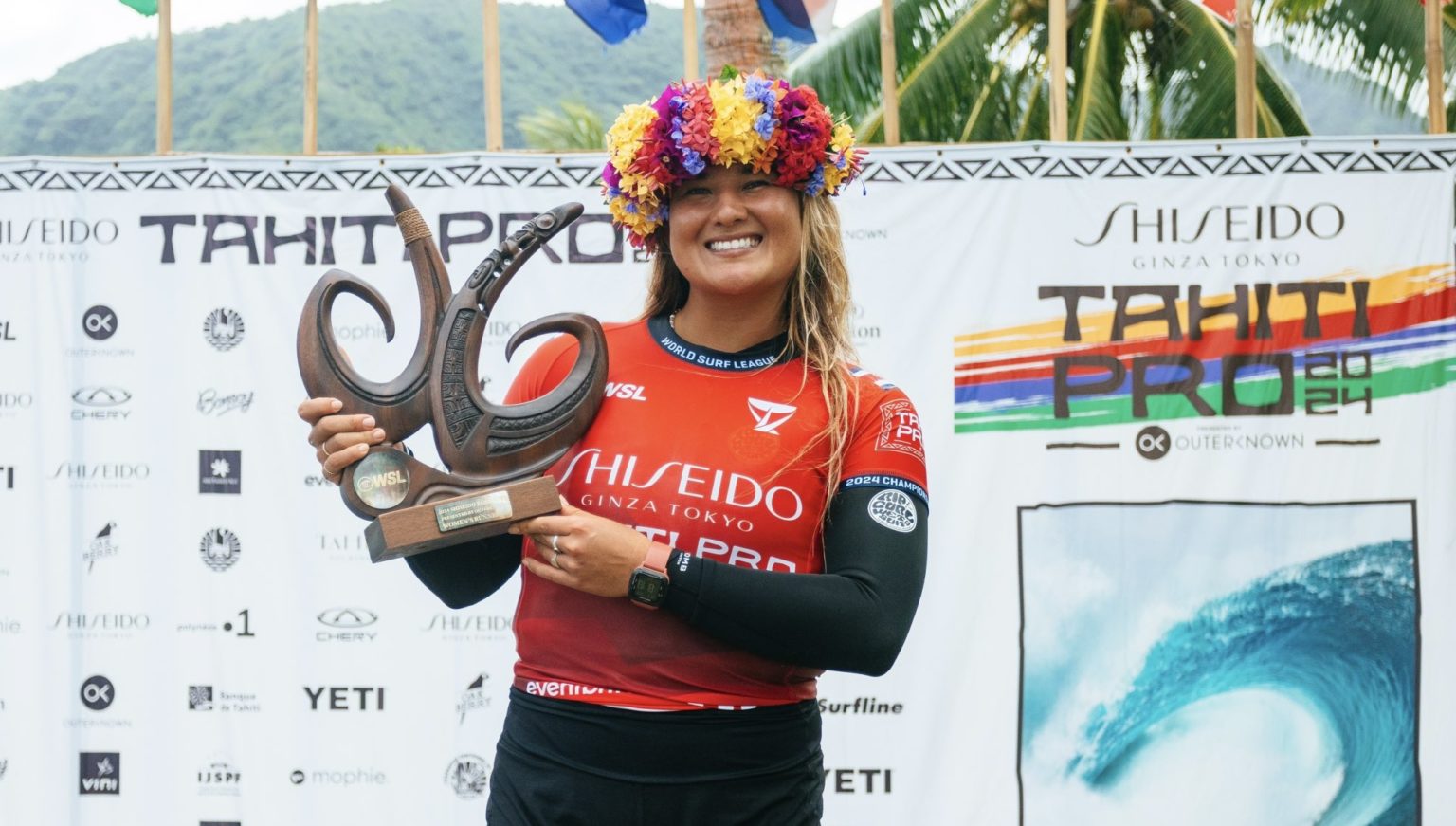 Imagen principal del artículo: Brisa Hennessy sube al puesto #1 del ranking mundial de surf