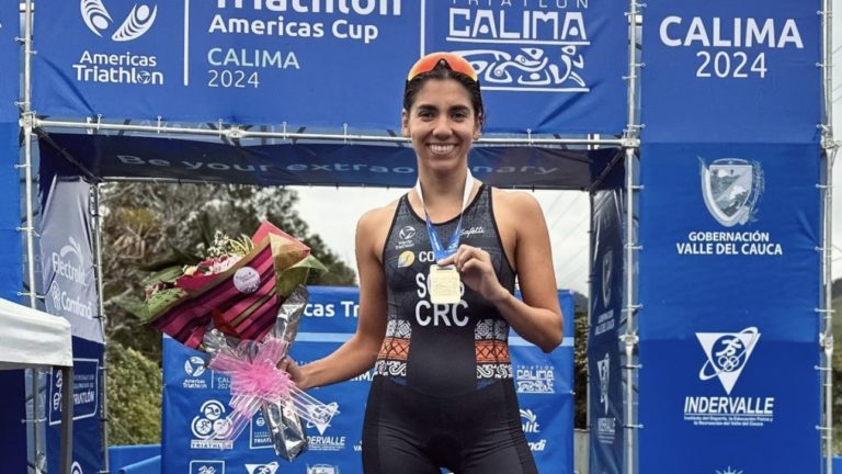 Triatleta costarricense Raquel Solís gana la primera Copa Continental de su carrera en Colombia