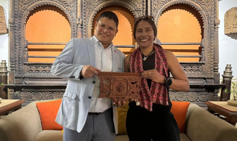 Montañista tica Ligia Madrigal recibe reconocimiento del Gobierno de Nepal